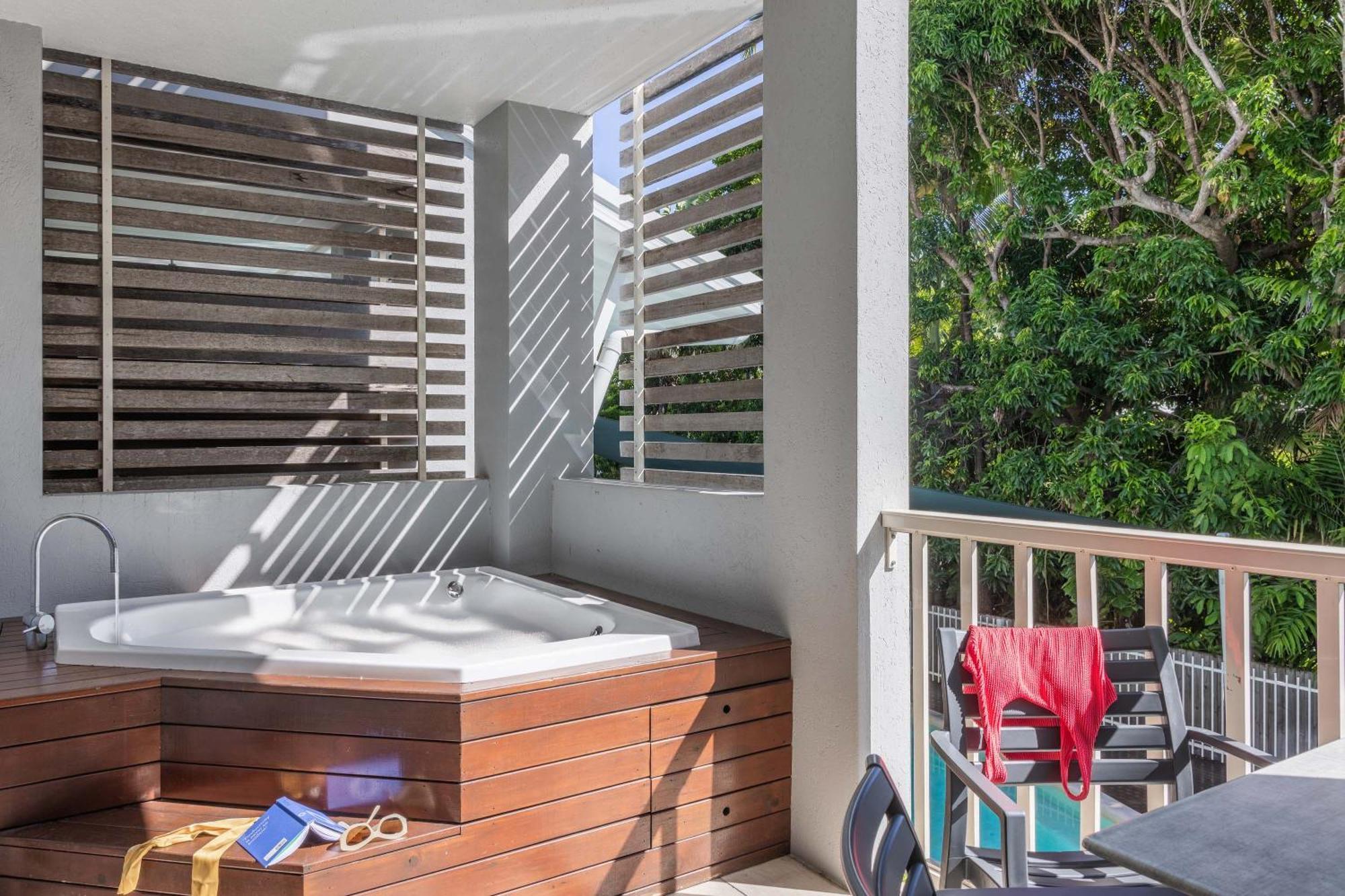 Aparthotel Mantra Aqueous On Port Port Douglas Exterior foto